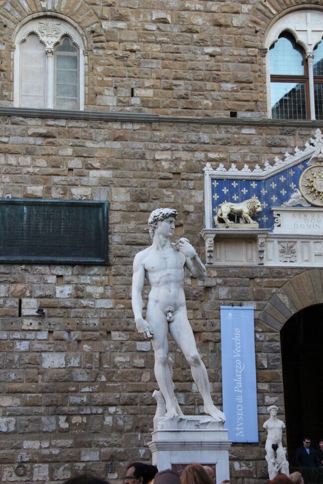 ウフィッツィ美術館の入り口付近にあるミケランジェロのダヴィデ像のレプリカ