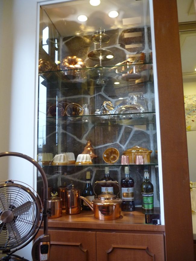 調理器具や食器が並べられた飾り棚。<br />綺麗ですねっ！♪