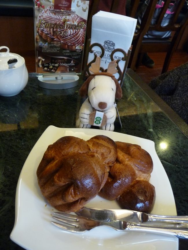 この日は朝食が遅かったので、ランチ代わりにブリオッシュもオーダーしました。<br />1個400円のブリオッシュを二つに切ってもらました。