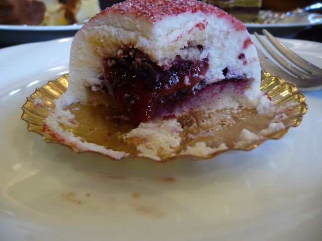 外側生地はチーズをベースにし、中にはイチゴジャムと木苺＆ブルーベリーのソースが入っています。<br />適度な甘さとチーズ生地がぴったり！<br />