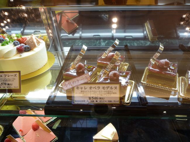 今日は店内でイートインしますが、ケーキを先に選んでから席に着かないといけません。<br /><br />wifeは迷わず「今月のケーキ」に決めたようです。<br />美味しそうなケーキがいっぱい並んでいるので、JOECOOLは目移りしてしまいました。