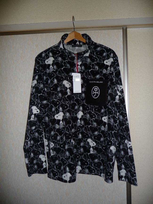 近鉄百貨店で冬物セールを色々見て回りましたが、カステルバジャックでスヌーピー柄のフリースセーターを見つけました！<br />内側生地は綿なので、着心地は抜群で暖かいセーターです。