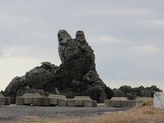 犬岩。源義経にまつわる伝説の一つとなっています。