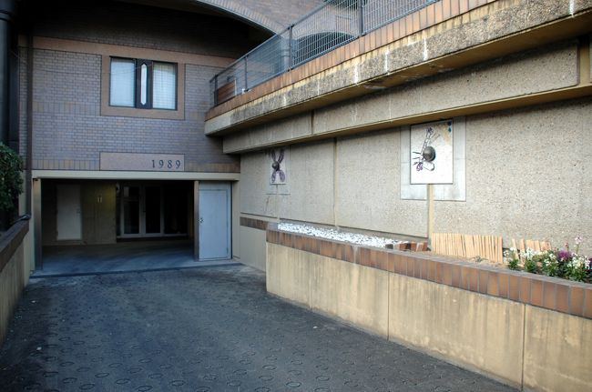 車で来た人は、この『神社資料館下車庫』へと入ります。<br />初めてだと判りにくいかも知れませんが、手前の地上駐車場ではなく、その北手から入ります。<br /><br />京阪八幡市駅からなら、徒歩で10分弱で到着です。<br />駅前のロータリーを東へ50m程行くと、信号機のある交叉点があるので、そこを南へ折れて最初のT字路を過ぎた西手にあります（看板が出ています）。