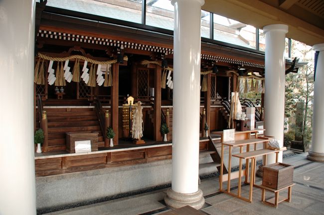 なので、飛行神社の御祭神は、<br />・饒速日命（にぎはやひのみこと）<br />・航空殉難者の諸神<br />・薬祖神<br />となっています。<br /><br />『饒速日命』は日本神話に登場する神様で、「天磐船（あめのいわふね）」に乗り天から下り立ったとされています。このことから空の神様、飛行機の神様として航空関係者から篤く信仰されているそうです。<br />ここ八幡市から南西の方角にある大阪府交野市には、饒速日命を御祭神とする「磐船（いわふね）神社」があります（京阪電鉄交野線の『河内森駅』とJR学研都市線の『河内磐船駅（かわちいわふねえき）』）。<br />ここはまさに天磐船とされる舟形の岩を御神体としてお祀りしています。高さも幅も10mを超える大きな岩なので、今流行のパワースポットとして注目を集めているようです。