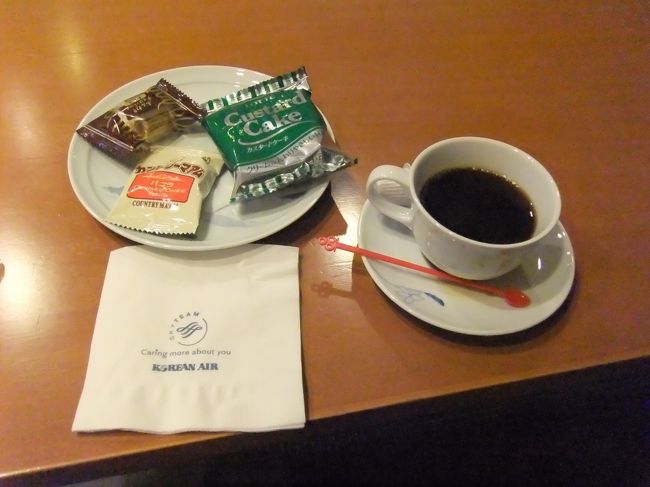 連休初日、始発の新幹線で博多へ。<br /><br />福岡空港到着後はチェックインしてKALラウンジへ。<br />