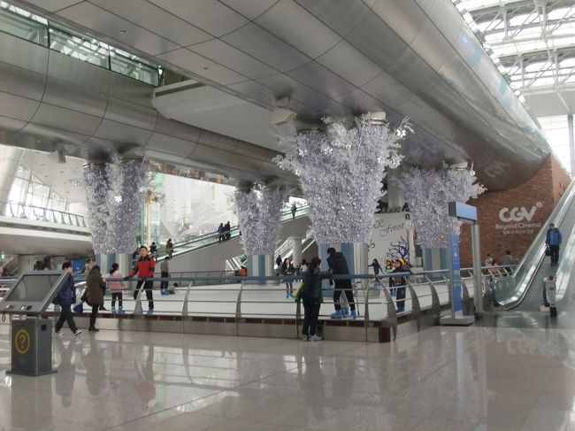 あっというまにソウル到着。<br />ホントに近い♪<br /><br />A'rexの空港駅近くにスケート場が登場してた！