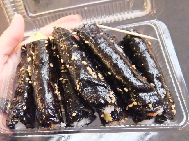 行列に並んでゲット！<br />お行儀が悪いけど、早速道端で開いて食べる・・・んまい！！<br /><br />釜山でいつも行ってるキンパッ天国よりおいしいかも。<br />ゴマ油がきいてる☆