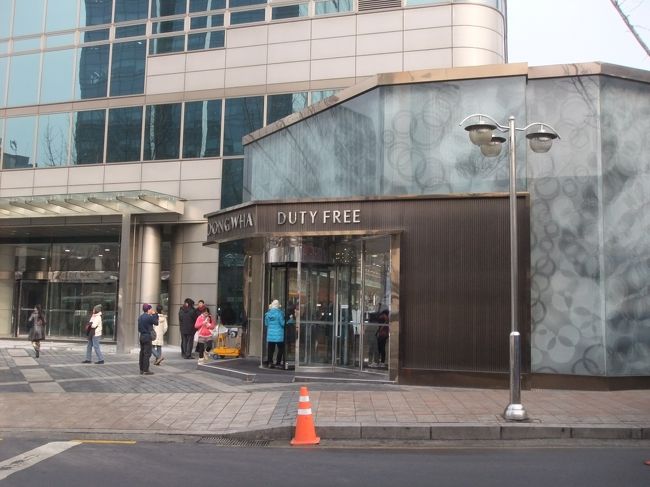 次はもう一つの目的地、東和免税店へ。<br />旅行用のMISSHAのBBクリームをもらいに。