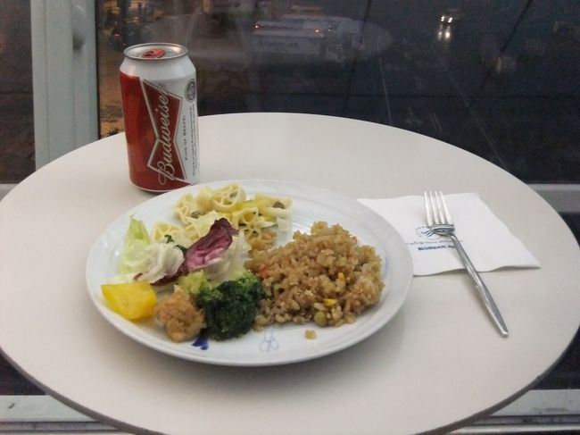 キンパッしか食べてないのでお腹すいた！<br /><br />バリ到着は深夜２時３０分くらいなので、ここでシャワーを浴びて搭乗を待ちます。