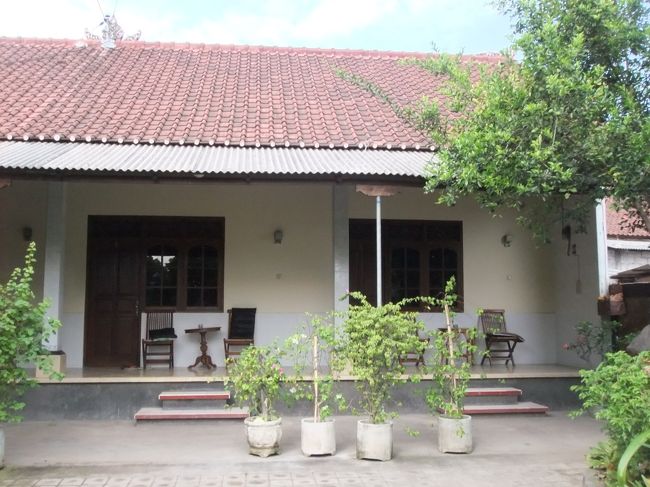 機内食を食べたらひたすら寝てたら、バリに到着。<br /><br />ビザ代25ドルを払って、スムーズに入国できた。<br />ロビーを出てタクシーカウンターに行ったら、閉まってる！！<br />おいおい、なんでフライトあるのに閉めるんだ！！怒<br /><br />仕方なく「タクシー？」と声かけてくる運ちゃんと交渉したものの、20万ルピア→12万ルピアまでしか下がらず、仕方なく乗車。<br />高い！！<br />クタの宿まで15分くらい？で到着。<br />チェックイン後は即効寝ます。