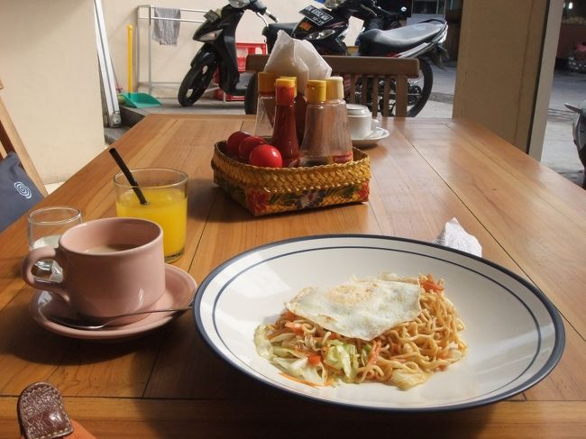 結局寝たのは４時くらいだった。<br />翌朝は９時に起きて、朝ごはん。ミーゴレンを。<br />まだ眠いので部屋に戻ってダラダラして１１時前に行動開始。