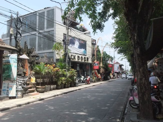 ぶらぶらお店を見ながらレギャン通りを下っていきます。<br /><br />今日は夕方からスパの予約をしていたのに、途中フットマッサージを。<br />１時間50,000ルピア。最高〜☆