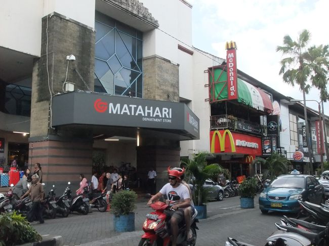 雨季だけど、雨が降らなくてヨカッタ。<br />暇なのでモールへ。