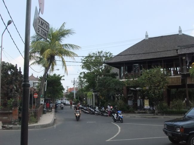 お土産物はモールだと高いので買う気もせず、お腹がすいたけど食べたいバリ料理（ナシゴレンだけど）が見つからなかったのでモールを出ます。<br /><br />そういえば評判のよいワルンが近くにあったことを思い出し、行ってみることに。