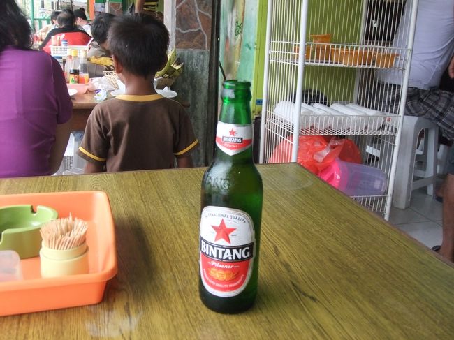 NIKMAT。<br />チャンプルが有名ぽいけど、やっぱりナシゴレンが食べたくて、店員の兄ちゃんに聞いてみる。<br /><br />OKとのことなので、席に着いてビンタンビール♪