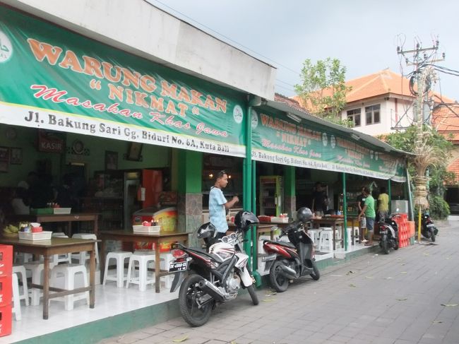 ナシゴレンは10,000ルピア（100円くらい）、ビールは13,000ルピアでした。<br />おいしかったです☆