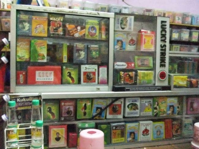 その後はマタハリスーパーで買出し。<br /><br />バリコーヒーのコーナーで、バリバリ日本語（自分で言ってた）を話す兄ちゃんに遭遇。<br />友人に頼まれていたジャムーが買いたいというと、ここにはないからお店に連れて行ってくれるとのこと。<br /><br />無事ジャムーをゲットし、コーヒー（サンバルソースも買ってくれた）をご馳走になりちょっとおしゃべり。<br />４時過ぎにスパのお迎えが来るので、宿まで送ってもらった。