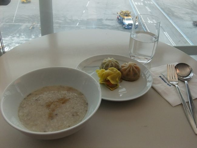 ソウル到着。<br />もともと乗り継ぎ時間１時間半だったけど、便を早めたので３時間程の待ち時間。<br />暇なのでネットして時間をつぶす。<br />でも、私はラウンジで搭乗待ちの時間が好きだ♪♪<br /><br />マッシュルームのおかゆがおいしかった。
