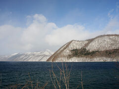 モラップキャンプ場から見た支笏湖。この辺りは晴れていますが遠くまでは見えません。