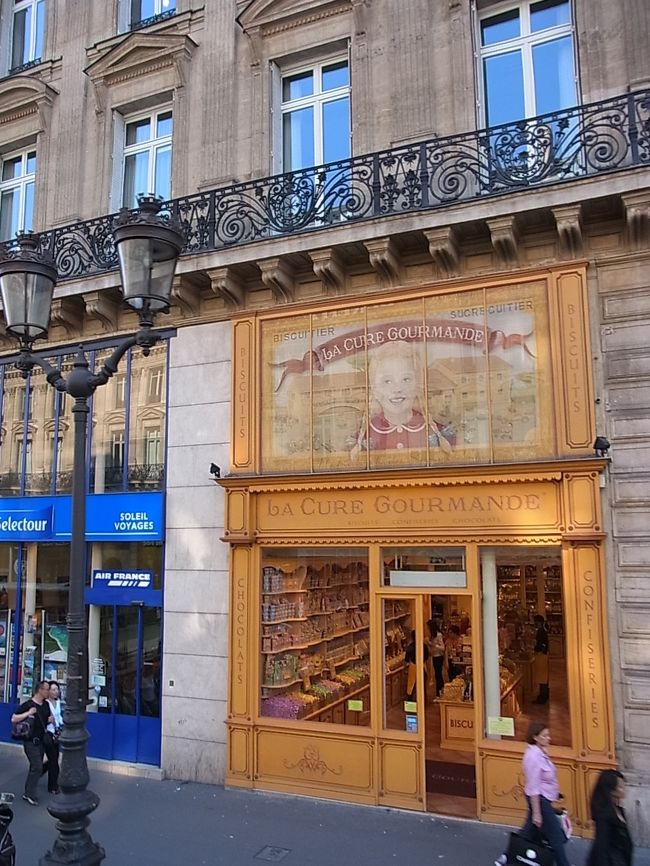 このチョコレート屋さんは増えてますね。可愛いおみせだけれど、以前ブリュッセルで買ってみたら、結構な値段でした。ビニールのショッピングバッグが可愛いんです。今だにスーツケースの中のせいりに使っています。