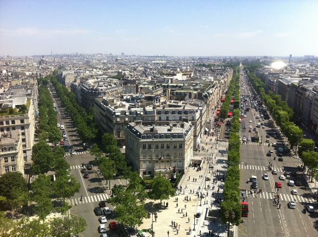 今回も凱旋門に登りました。が！もう私は次は無理でしょう。<br />途中でへたり込むほど、足腰が弱っていて、友人に待ってもらった程です。<br />体重減らさないと、本当にまずい。<br />はーはーゼーゼーでした。でも、凱旋門からの眺めはやっぱり最高です。