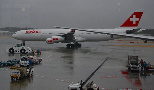 赤十字と反対の飛行機は、スイス航空だね。<br />