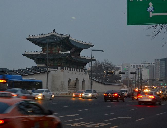 光化門です。<br /><br />東大門に似てる？似ていないか。