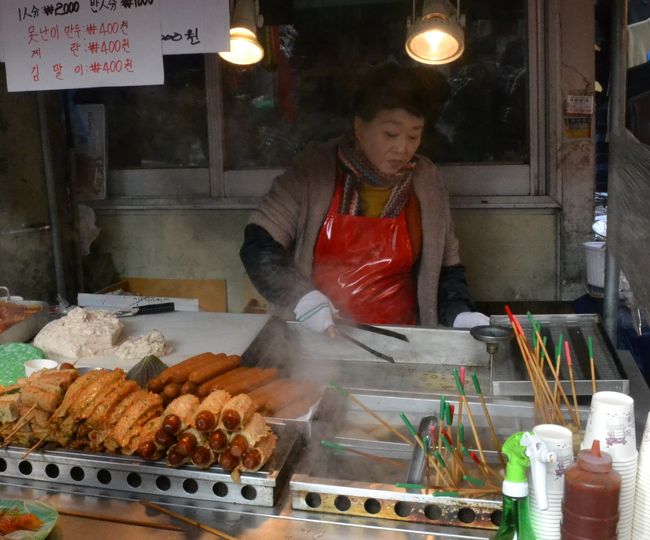 すり身の揚げたやつも、美味しかったです。<br /><br />1本、2000ウォン。<br /><br />このクラスのおばさんで、かわいいおばさんいないのかなぁ？