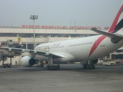 空港ターミナルは想像通り大きくはないようです。
Emiratesも就航しているとはさすが。