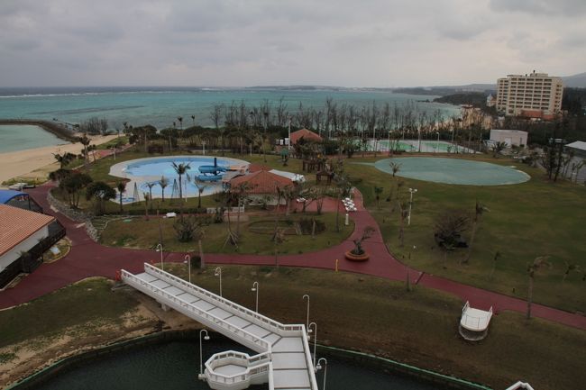 ということで、初日は夕方に沖縄について、直ぐにレンタカーで移動し恩納村に向かったので、部屋からの景色ははよくわからなかったのですが、朝ベランドからみると、オーシャンビュー（当たり前ですか）で、天気が良ければもっと感動したかと。