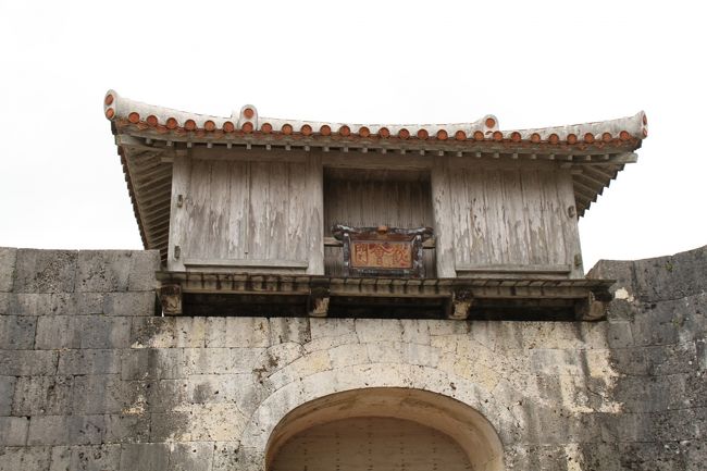 ２日目の観光は、「首里城」からスタート。というか一番有名な守礼門は塗装修復工事中で幕をかぶっていました。