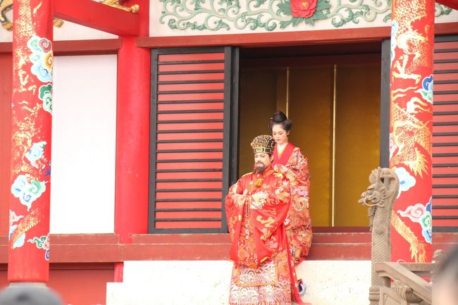 正月の首里城は、「琉球王朝、新春の宴」ということでイベントが模様されていました。<br />その１：「国王・王妃出御」といって、国王・王妃が庭にでてくる儀式（かっこいい役者さんでした。）がありました。その国王と王妃と一緒に記念撮影ができるということで並んでいたのですが、係の者がまったくなっておらず、横入りは当たり前で、最初から待っていた我々は結局記念撮影はできませんでした。で一番ムカついたのが、我々が随分前から並んでいることをわかっているはずなのに、最後に「特に並ぶ場所は決まっていませんので、ご自由に」の一言でぶちきれました。