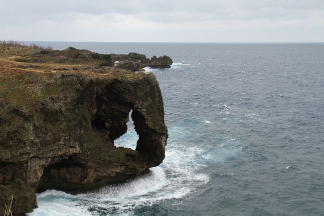 さて３日目です。<br />宿をでて、海岸沿いを上（北）に上がって行き、最初の観光地「万座毛」です。天気は悪かったのですが、海は青いです。帰りにお土産さんのところをとおらなければならないのですが、お土産のおばさんたちを振り切ってきましたが、ちょっと怖かったです。ちなみに、値段は異常に安いです。