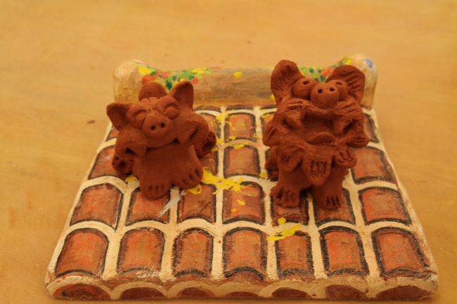 屋根瓦に乗っての記念撮影です。