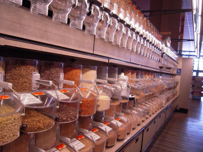 とはいえ、食べたいのでセーフウェイへ立ち寄りポキを食べましたｗ<br /><br />スーパー大好き♪<br />ナッツもドライフルーツも量り売りなのが羨ましい。