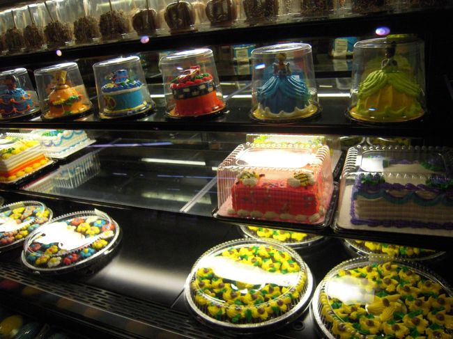 カラフル・・・だけど食べれないな。<br /><br /><br />たくさんケーキを見たので、本日第２の目的地カフェカイラへ♪