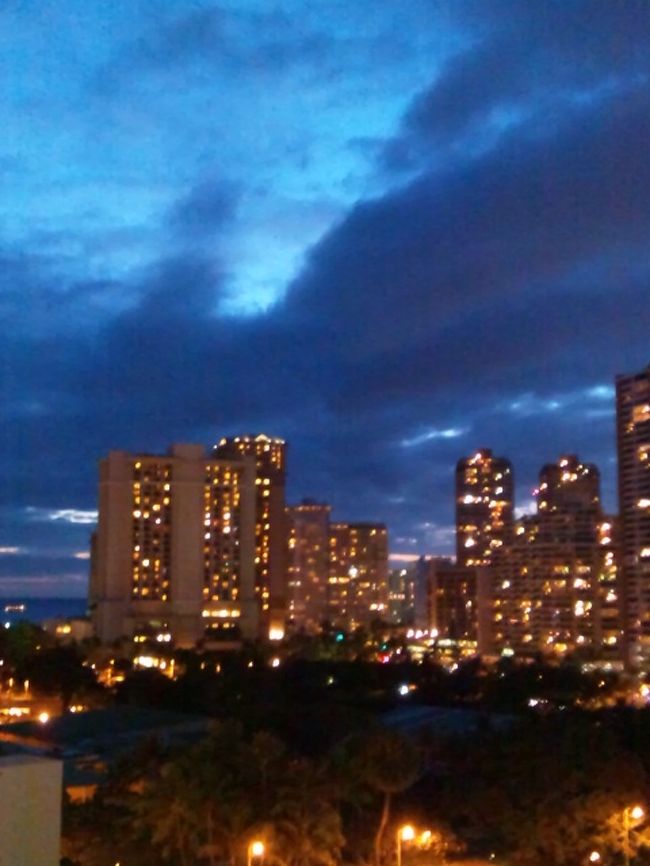 あとはひたすら買い物。<br />自転車でスーパー巡り、アラモワナにも行き、<br />若干迷子になりながらホテルに帰着！<br /><br />ホノルルの夕暮れ　　なぜか空はブルー。<br /><br />不思議な空間でした。<br />