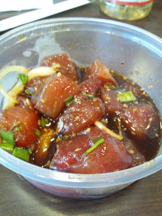 自転車借りて、占いで有名なお店へ行くも定休日！<br /><br />まさかのリサーチ不足!!<br /><br />そこで近くのFresh Catch へ。<br />ショーケースには新鮮なポキをはじめとする魚介の山♪<br />あんまりお腹すいてないので少量の購入。<br />その場で食べるのも気が引け、とりあえずポキをお持ち帰りで。<br />