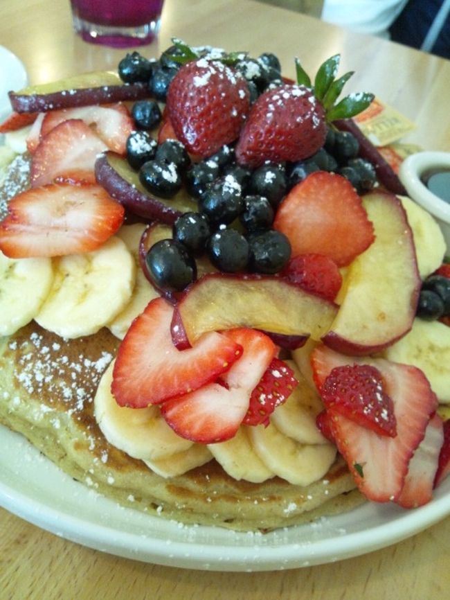 ちょうどいいタイミングだったみたいで、<br /><br />待ち時間ゼロ。<br /><br />バターミルク・パンケーキ（フルーツ全部のせ）を注文。<br />２人でシェアしてもお腹いっぱい。<br /><br />本当はあと２人くらいいて、２品ぐらいシェアするのが良いんだろうな。<br />また行きたい♪と思っていたら日本に進出。<br />１２月に表参道へ移転し広くなったので、行きやすいかも〜♪<br /><br />