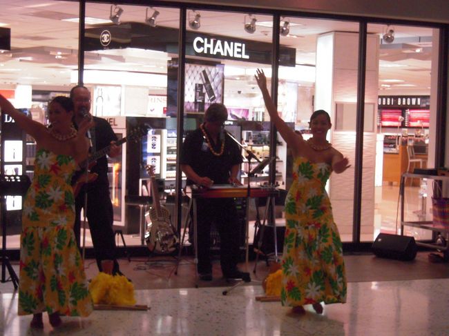 空港にてフラダンスショー