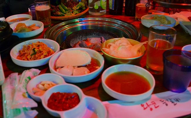 焼肉のお店に入りました。<br />ソウルナビの掲示板で集まった方と合流してシェアしました。