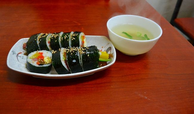 開いている店は、多くなかったのですが、<br />食堂に入ってキムパッを食べました。<br /><br />出来立てのキムパッは、とてもおいしくて感動！<br />2000ウォン。<br />