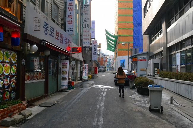 細い路地を歩いて、南大門まで。<br /><br />広い通りを歩いていかないところが、ちふらしい？<br />