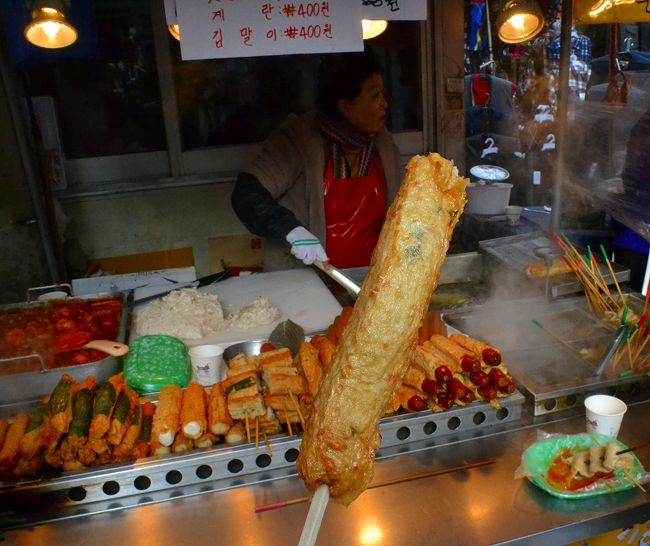 こっちは、海老が入ったさつま揚げ。2000ウォン。<br />こちらは、揚げたてではなくて、冷たくて残念。