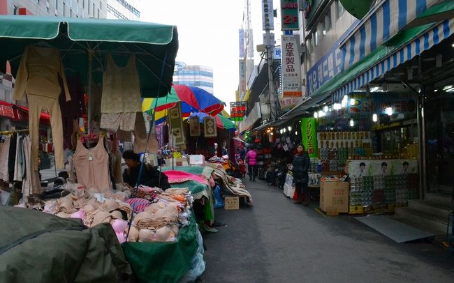 南大門市場では、皮製品を見て、皮の手袋を購入してみました。<br />ブラジャーの屋台もありました。