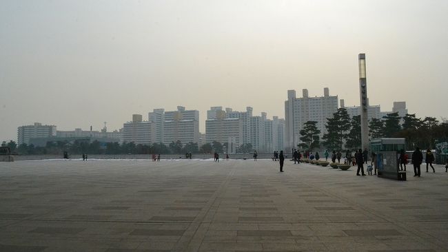 博物館の反対方向には、団地が広がっていました。