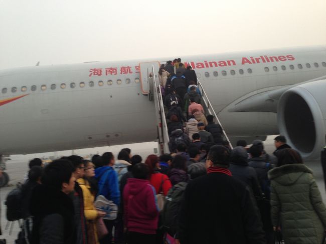 人民も苛立を隠せず、我先にと搭乗します。<br />（いつものことか）