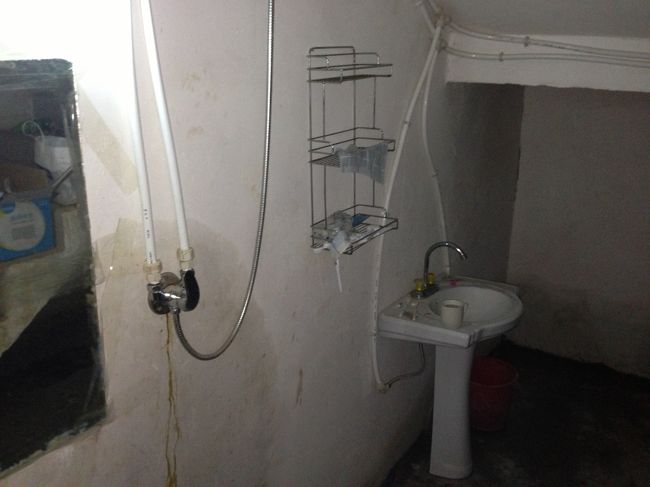 ホテルのオーナー家族と共有のシャワー。<br />お湯は出ないが、誰かが使った形跡がある。<br />奥の洗面台には歯磨きした後、水が詰まった状態のまま放置されている。<br />結局、シャワーも歯磨きもできずに戻りました。