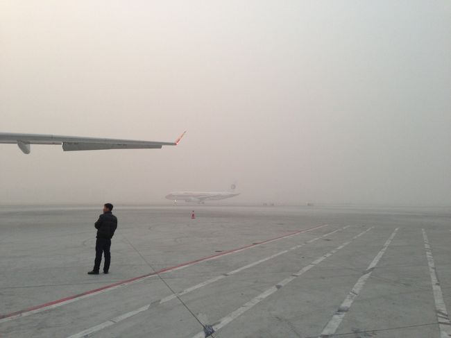 「霧の北京空港」ではなく「PM2.5に覆われた北京空港」です。<br />この視界不良のため、北京発昆明行きの便は４時間遅れました。<br />この時点で昆明発徳宏行きの便は搭乗不可となりました。<br />私のはディスカウントチケットなので、便の変更はできません。<br />